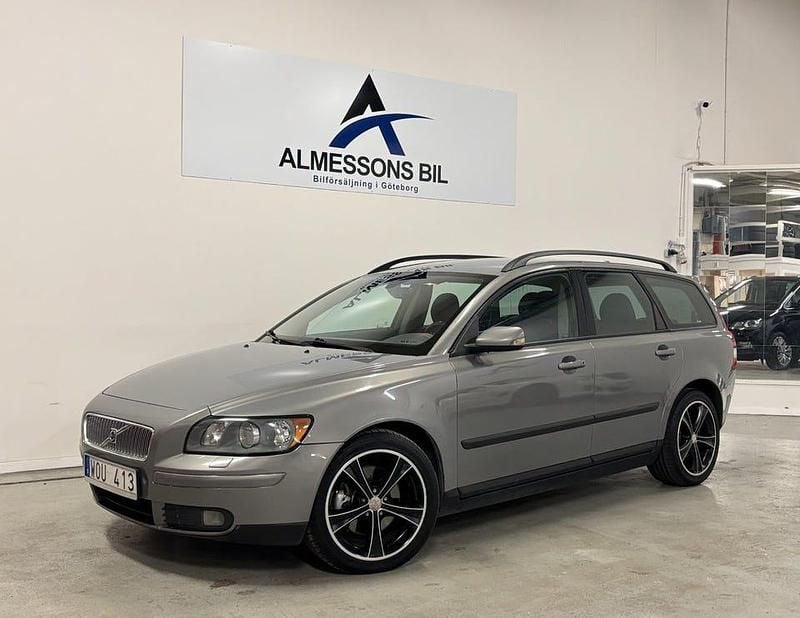 Grå Begagnad 2005 Volvo V50 Kinetic Kombi | 19 900 kr (Marknadspris) - Bild 1/4