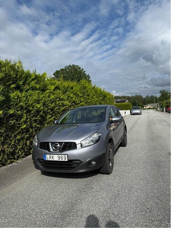 Grå Begagnad 2011 Nissan Qashqai SUV | 69 000 kr (Marknadspris) - Bild 1/4