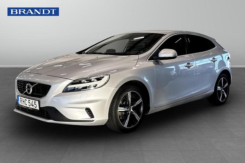 Silver Begagnad 2017 Volvo V40 Business Edition Halvkombi | 134 900 kr (Dyr) - Bild 1/4