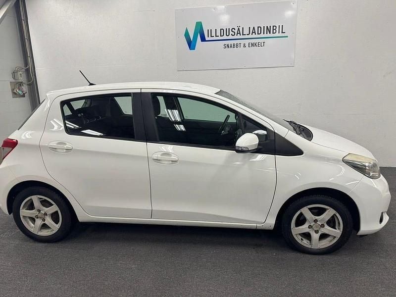 Vit Begagnad 2012 Toyota Yaris Active Halvkombi | 59 000 kr (Marknadspris) - Bild 1/4