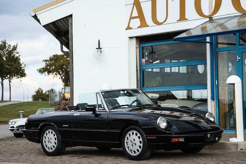 Begagnad Alfa Romeo Spider 126 HK (92 kW) 1993 Svart metallic Cab