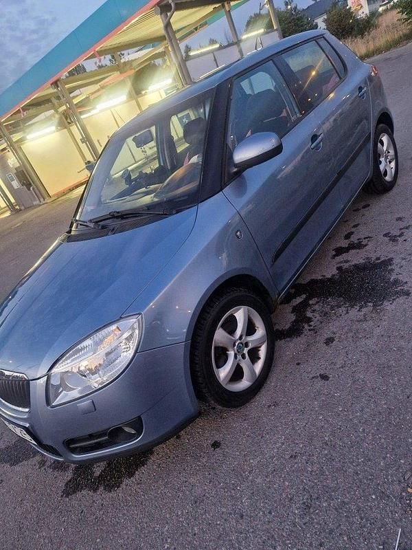 Grå Begagnad 2008 Skoda Fabia Halvkombi | 55 000 kr (Marknadspris) - Bild 1/4