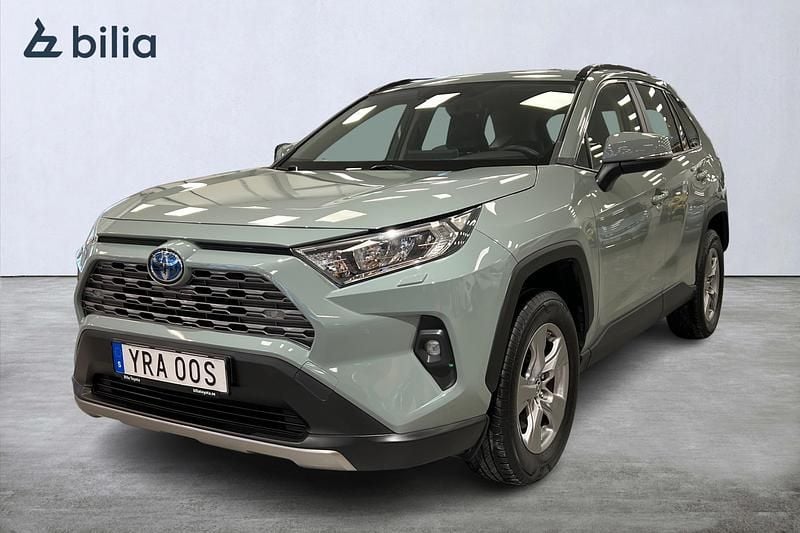 Grön Begagnad 2022 Toyota RAV4 Hybrid Active SUV | 379 900 kr (Marknadspris) - Bild 1/3