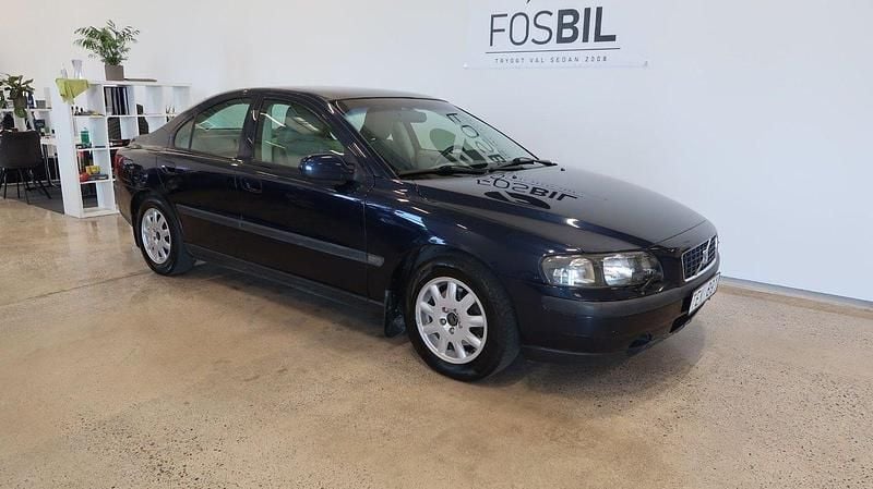 Mörkblå Begagnad 2002 Volvo S60 Sedan | 34 900 kr (Marknadspris) - Bild 1/3