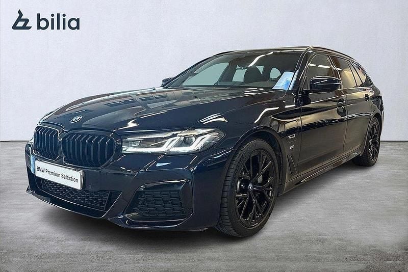 Svart Begagnad 2022 BMW 530e M Sport Kombi | 399 000 kr (Marknadspris) - Bild 1/4