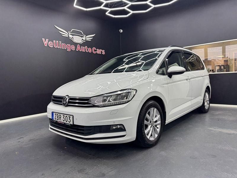Vit Begagnad 2017 VW Touran Minibuss | 129 900 kr (Marknadspris) - Bild 1/4