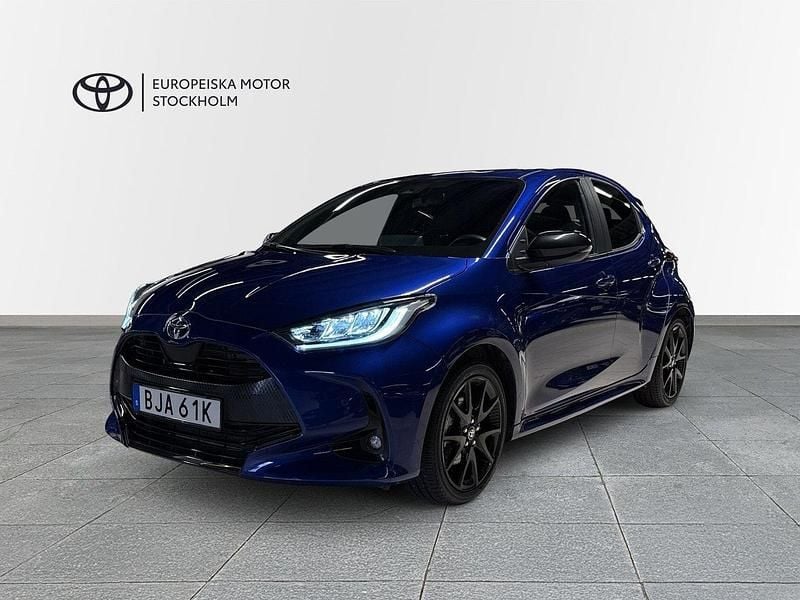 Mörkblå (blå metallic) Begagnad 2023 Toyota Yaris Hybrid Style Halvkombi | 249 900 kr (Marknadspris) - Bild 1/4