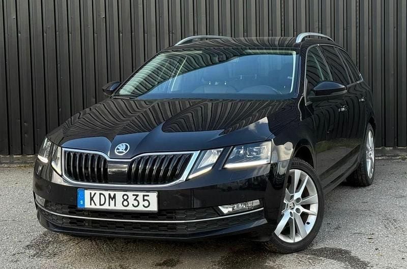 Svart Begagnad 2017 Skoda Octavia Kombi | 189 900 kr (Lite dyr) - Bild 1/4