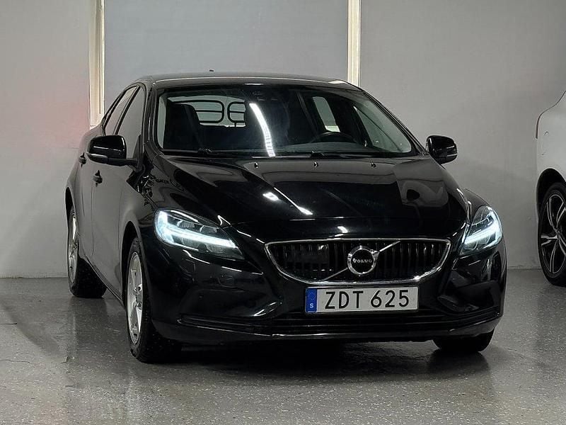 Begagnad Volvo V40 Momentum 150 HK (110 kW) 2018 Svart Halvkombi