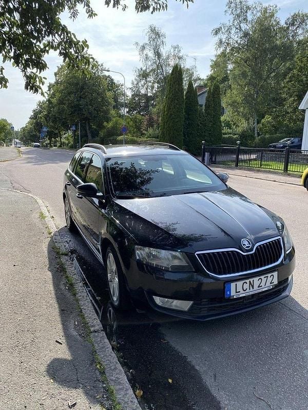 Svart Begagnad 2017 Skoda Octavia Ambition Kombi | 65 000 kr (Marknadspris) - Bild 1/4