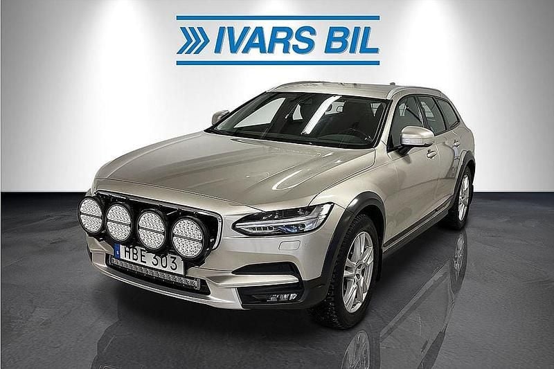 Begagnad Volvo V90 CC Momentum 235 HK (172 kW) 2018 Brun Kombi