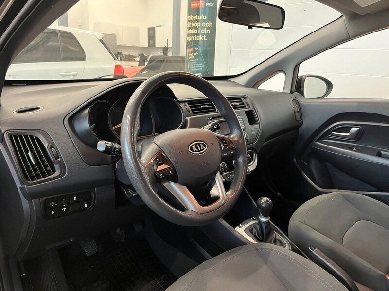 Begagnad Kia Rio 85 HK (62 kW) 2011 Svart Halvkombi