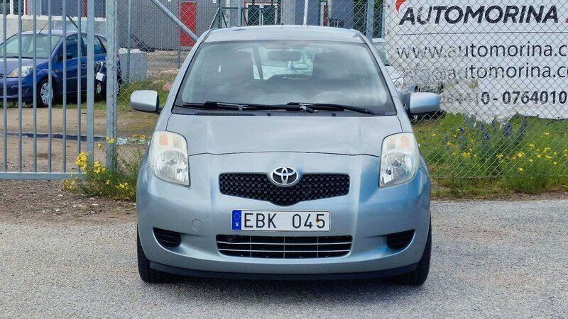 Grå Begagnad 2006 Toyota Yaris Halvkombi | 37 900 kr (Marknadspris) - Bild 1/4