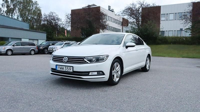 Vit Begagnad 2018 VW Passat Sedan | 129 800 kr (Bra pris) - Bild 1/4