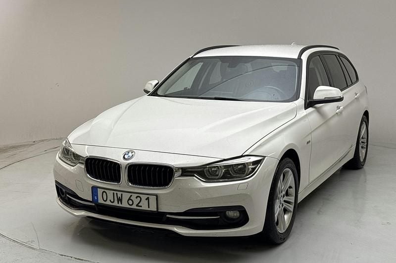 Vit Begagnad 2017 BMW 318 Sport Line Kombi | 159 900 kr (Bra pris) - Bild 1/4
