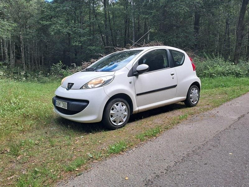 Vit Begagnad 2008 Peugeot 107 Halvkombi | 16 500 kr (Marknadspris) - Bild 1/4