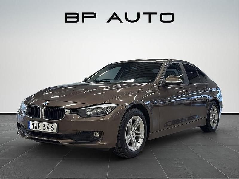 Brun Begagnad 2012 BMW 320 Sedan | 104 900 kr (Marknadspris) - Bild 1/4