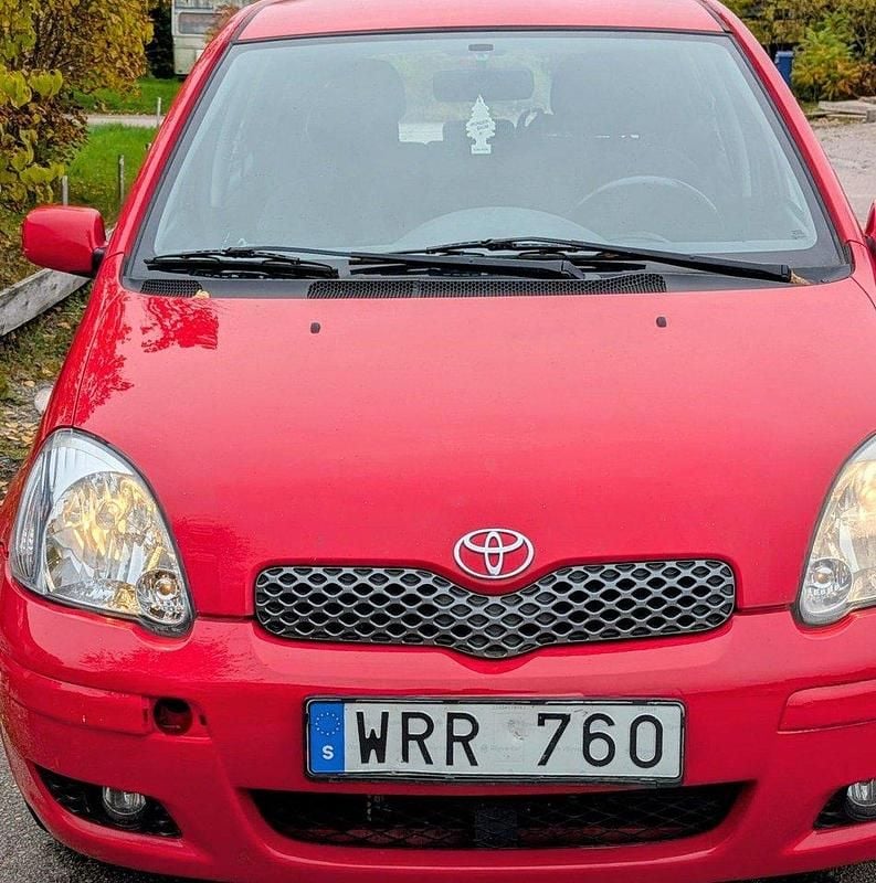 Röd Begagnad 2005 Toyota Yaris Halvkombi | 45 000 kr (Marknadspris) - Bild 1/4
