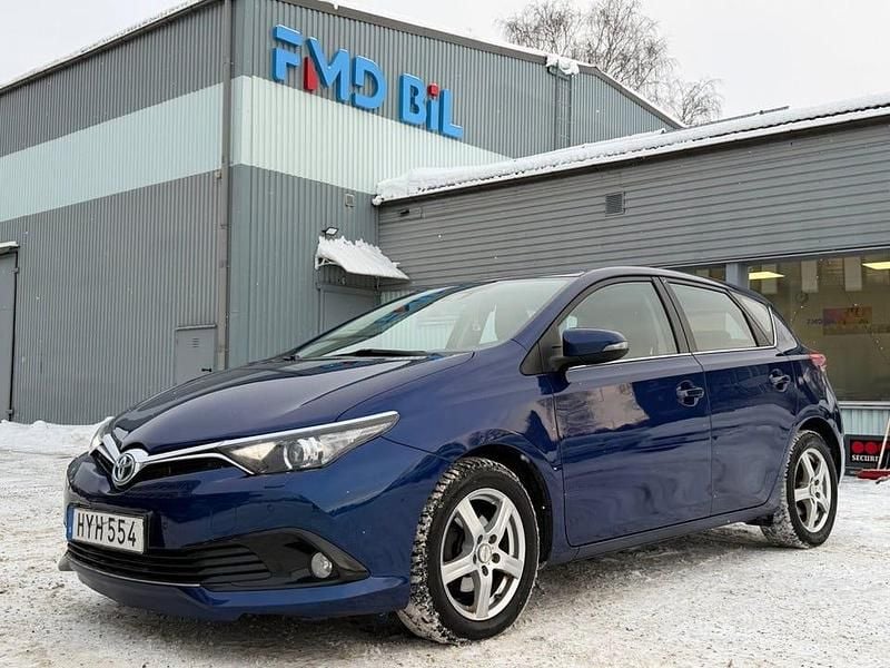 Blå Begagnad 2017 Toyota Auris Hybrid Active Halvkombi | 129 700 kr (Marknadspris) - Bild 1/4