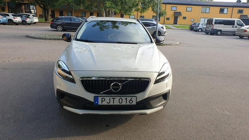 Vit Begagnad 2018 Volvo V40 CC Momentum Kombi | 198 000 kr (Marknadspris) - Bild 1/4
