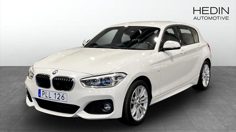 Vit (white) Begagnad 2017 BMW 118 M Sport Halvkombi | 174 800 kr (Bra pris) - Bild 1/4