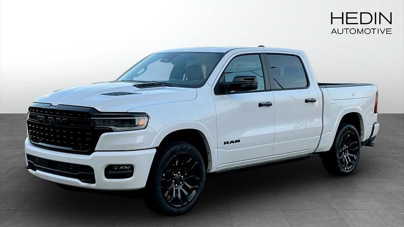 Vit Ny 2025 RAM 1500 Pickup | 1 298 610 kr (Dyr) - Bild 1/4