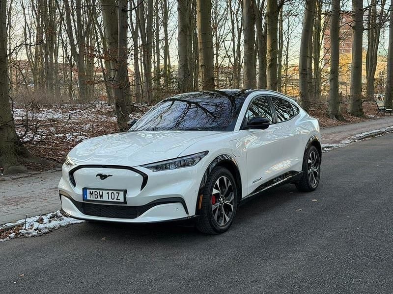Begagnad Ford Mustang Mach-E 258 kW (351 HK) 2021 Star white platinum metallic SUV