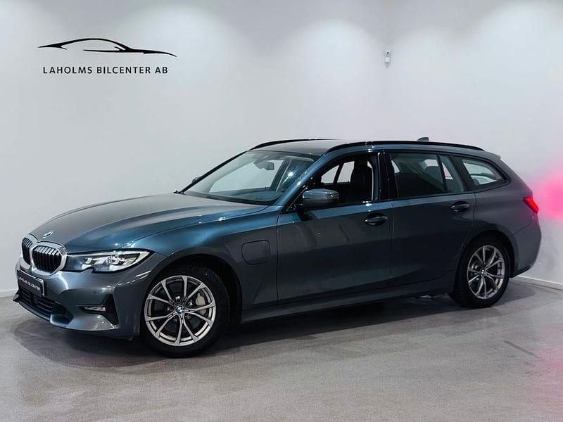 Grå Begagnad 2021 BMW 330 Sport Line Kombi | 229 900 kr (Marknadspris) - Bild 1/4