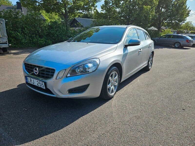 Ljusgrå Begagnad 2011 Volvo V60 Momentum Kombi | 79 900 kr (Marknadspris) - Bild 1/4