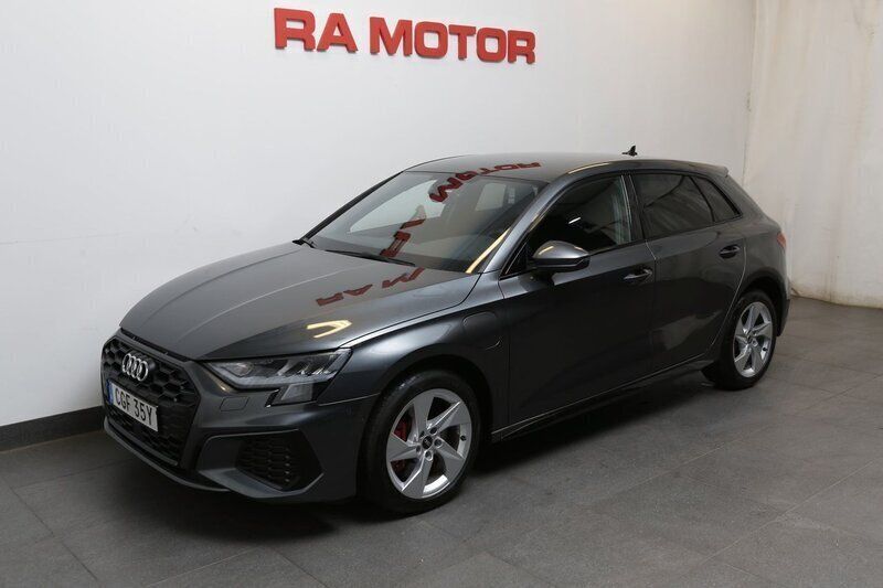 Grå Begagnad 2021 Audi A3 Sportback e-tron S-Line Sedan | 319 800 kr (Marknadspris) - Bild 1/3