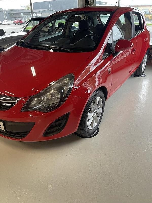 Röd Begagnad 2014 Opel Corsa Enjoy Halvkombi | 54 900 kr (Marknadspris) - Bild 1/4