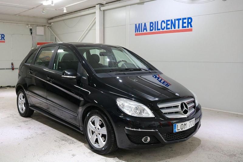 Svart Begagnad 2011 Mercedes 180 Sedan | 78 999 kr (Marknadspris) - Bild 1/3
