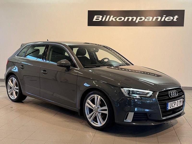 Grå Begagnad 2019 Audi A3 Sportback Sport Halvkombi | 219 000 kr (Lite dyr) - Bild 1/4