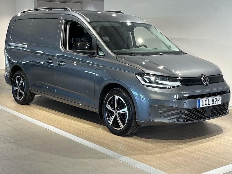 Grå (indiumgrå metallic) Begagnad 2024 VW Caddy Maxi Minibuss | 349 900 kr (Lite dyr) - Bild 1/4