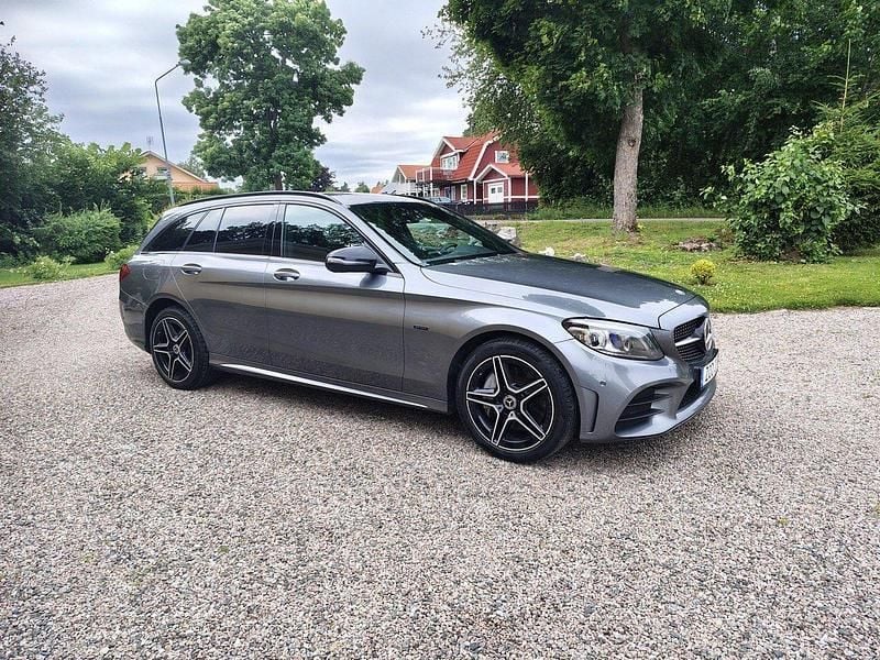 Grå Begagnad 2020 Mercedes C300e AMG line Kombi | 239 000 kr (Dyr) - Bild 1/4