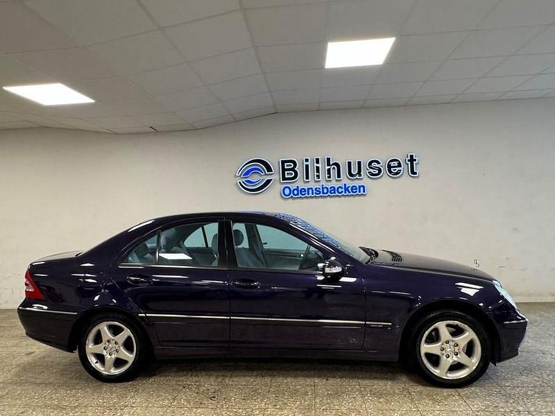 Begagnad Mercedes C320 Avantgarde 218 HK (160 kW) 2002 Mörkblå (blå) Sedan
