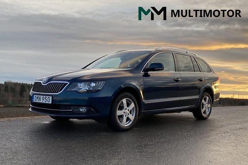 Mörkblå (blå) Begagnad 2015 Skoda Superb Elegance Kombi | 119 900 kr (Lite dyr) - Bild 1/4