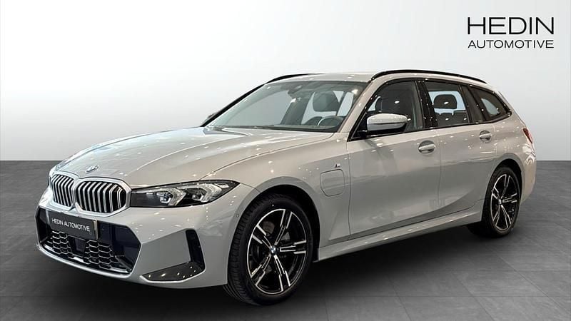 Grå (grey) Begagnad 2024 BMW 330e M Sport Kombi | 549 700 kr (Bra pris) - Bild 1/4