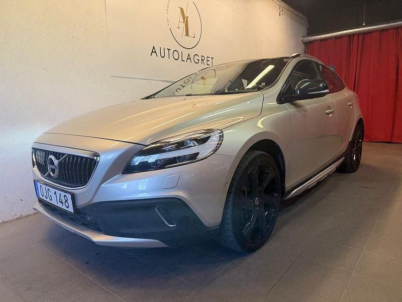 Ljusgul Begagnad 2016 Volvo V40 CC Summum Kombi | 209 900 kr - Bild 1/4