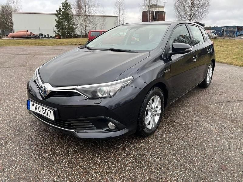 Svart Begagnad 2015 Toyota Auris Hybrid Halvkombi | 129 999 kr (Bra pris) - Bild 1/4