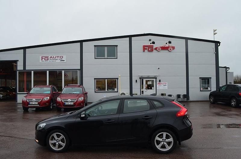 Svart Begagnad 2014 Volvo V40 Kinetic Halvkombi | 79 900 kr (Marknadspris) - Bild 1/4