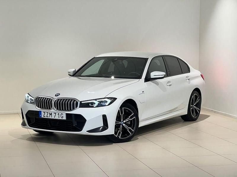 Vit Begagnad 2024 BMW 330 M Sport Sedan | 469 000 kr - Bild 1/4