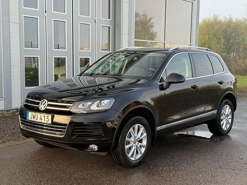 Svart Begagnad 2014 VW Touareg SUV | 189 800 kr (Marknadspris) - Bild 1/4