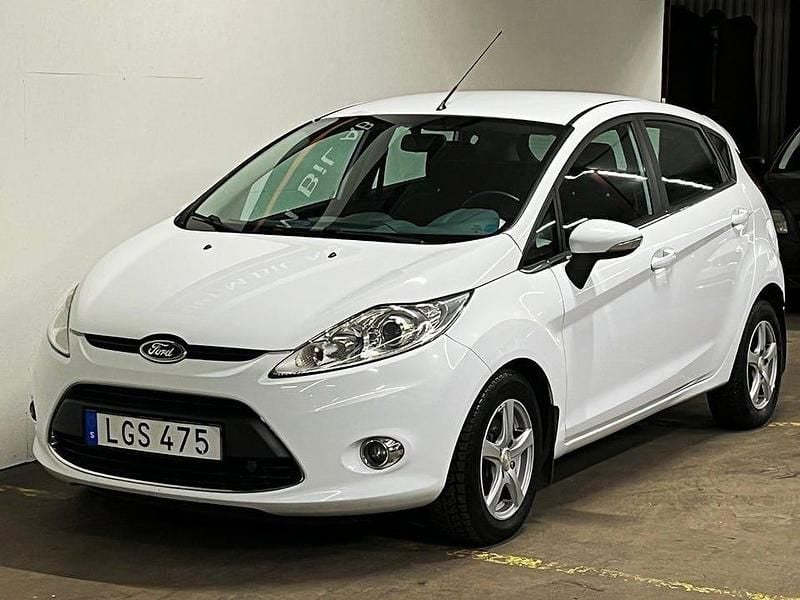 Vit Begagnad 2011 Ford Fiesta Titanium Halvkombi | 33 900 kr (Marknadspris) - Bild 1/4