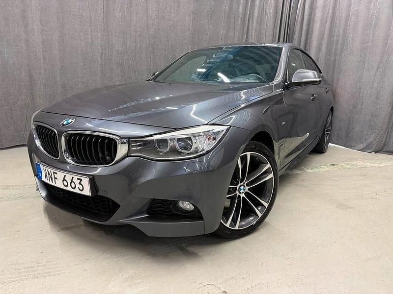 Mörkgrå (grå) Begagnad 2016 BMW 330 Gran Turismo M Sport Halvkombi | 179 900 kr (Marknadspris) - Bild 1/4