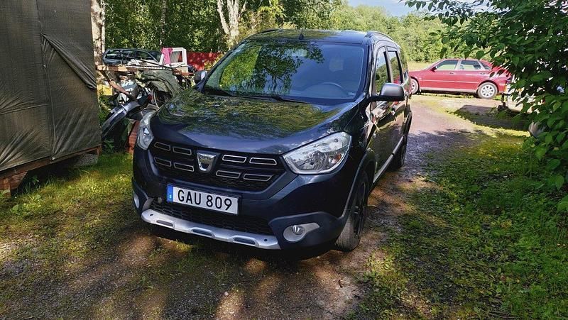 Grå Begagnad 2018 Dacia Lodgy Stepway Minibuss | 79 500 kr (Marknadspris) - Bild 1/4