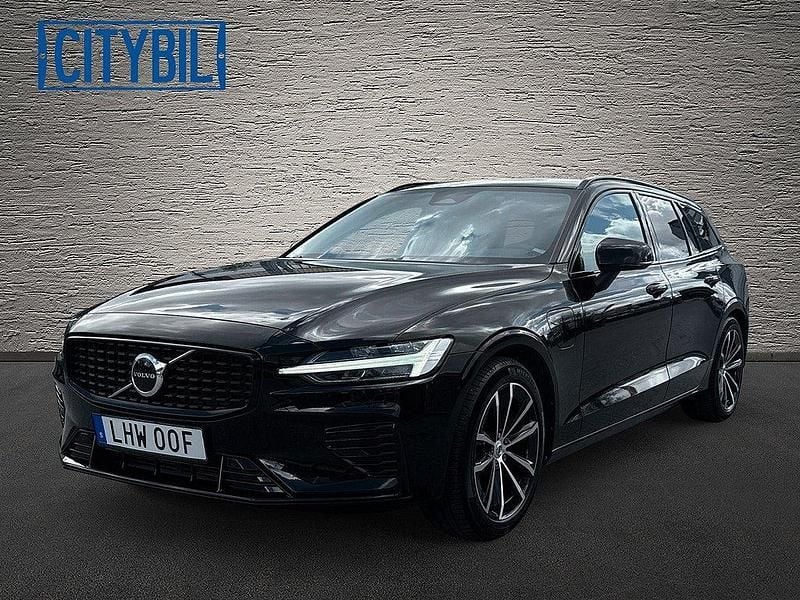 Svart Begagnad 2022 Volvo V60 Plus Kombi | 399 700 kr (Marknadspris) - Bild 1/4