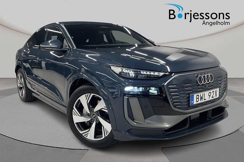 Blå Ny 2025 Audi Q6 Sportback e-tron S-Line SUV | 832 100 kr - Bild 1/4