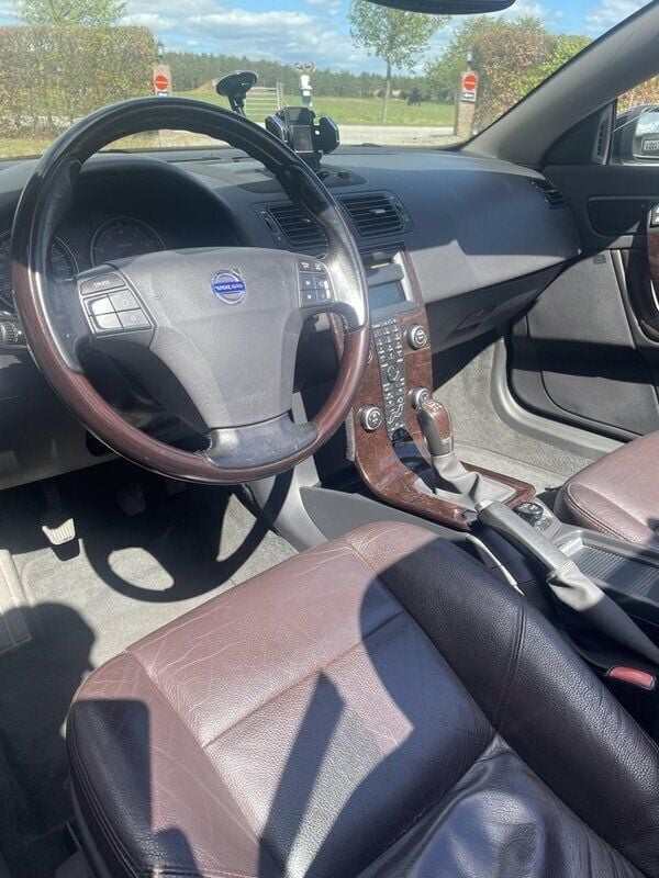 Svart Begagnad 2006 Volvo C70 Summum Cab | 75 000 kr (Marknadspris) - Bild 1/4