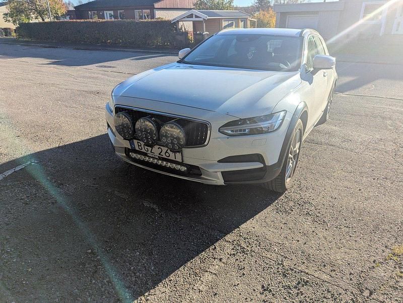 Vit Begagnad 2018 Volvo V90 CC Kinetic Kombi | 240 000 kr (Bra pris) - Bild 1/4